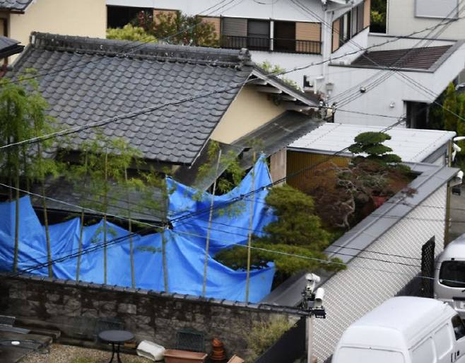 2018년 6월블루 시트로 가려진 노자키 고스케의 자택.(사진=연합뉴스)