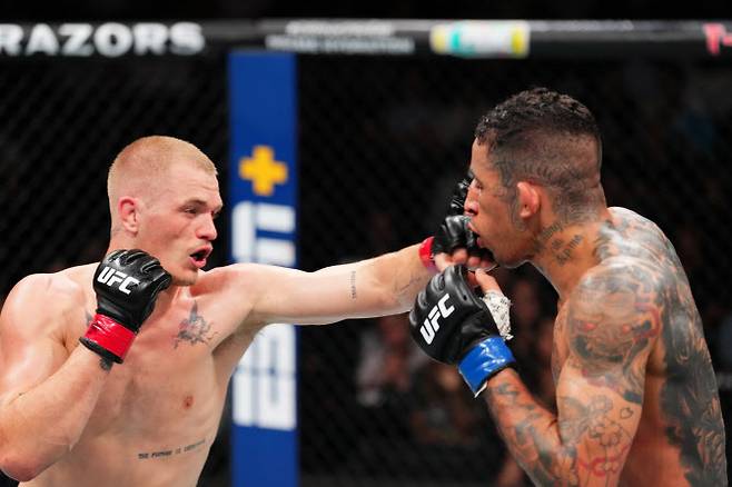 이안 마샤두 개리(왼쪽)가 왼손 스트레이트를 카를로스 프라치스의 얼굴에 적중시키고 있다. 사진=UFC