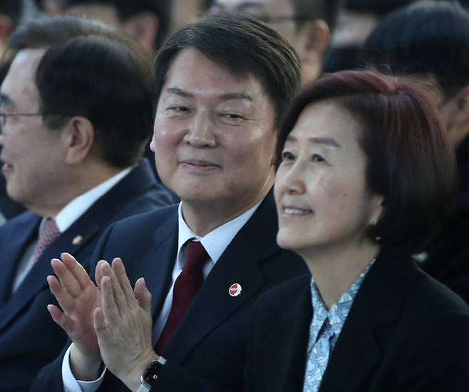 안철수 국민의힘 대선 경선 후보가 부인 김미경 서울대 의대 교수(오른쪽)를 바라보고 있다. (사진=뉴시스)