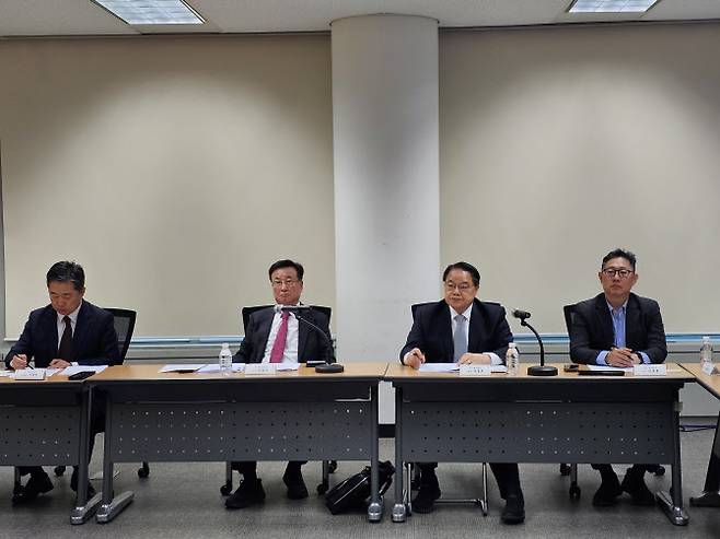 28일 서울 여의도 해운빌딩에서 박정석 한국해운협회 회장(왼쪽 두 번째) 기자간담회가 열리고 있다. 사진 왼쪽부터 한국해운협회의 이승우 해무위원장, 박 회장, 양창호 상근부회장, 김경훈 이사.(사진=김은경 기자)