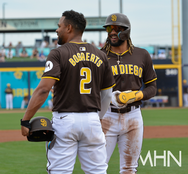 (샌디에이고 유격수 잰더 보가츠(왼쪽)와 우익수 페르난도 타티스 주니어)