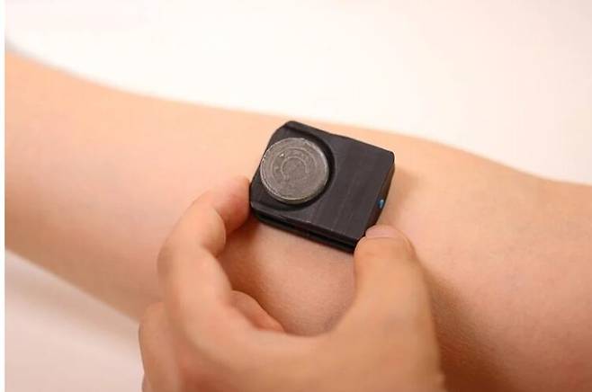 손목시계처럼 작은 웨어러블 기기가 피부를 통해 드나드는 가스로 피부 상태를 비롯한 생리적인 건강도를 측정할 수 있다. 이 기기는 당뇨성 궤양, 패혈증 등 다양한 질환 치료에도 큰 도움이 된다. [사진= 노스웨스턴대]