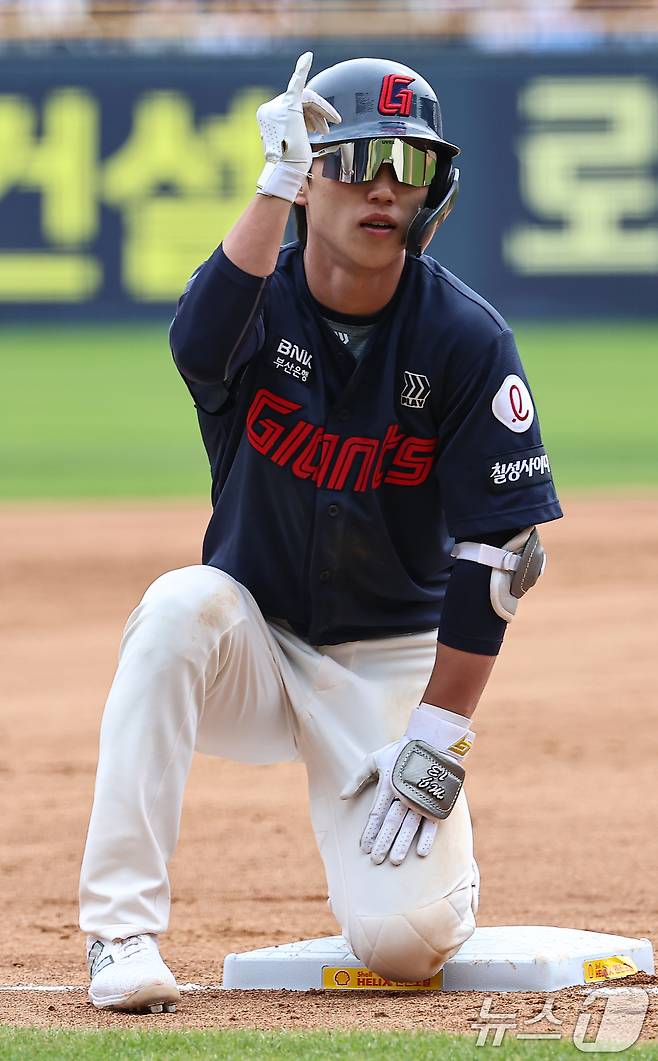 27일 서울 송파구 잠실야구장에서 열린 프로야구 '2025 신한 SOL 뱅크 KBO리그' 롯데 자이언츠와 두산 베어스의 경기, 5회초 1사 1루 상황에서 롯데 전민재가 1타점 2루타를 치고 3루까지 진루해 기뻐하고 있다. 2025.4.27/뉴스1 ⓒ News1 김도우 기자