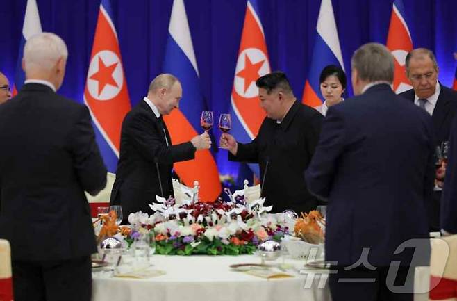 (평양 노동신문=뉴스1) =블라디미르 푸틴 러시아 대통령와 김정은 북한 노동당 총비서. [국내에서만 사용가능. 재배포 금지. DB 금지. For Use Only in the Republic of Korea. Redistribution Prohibited] rodongphoto@news1.kr