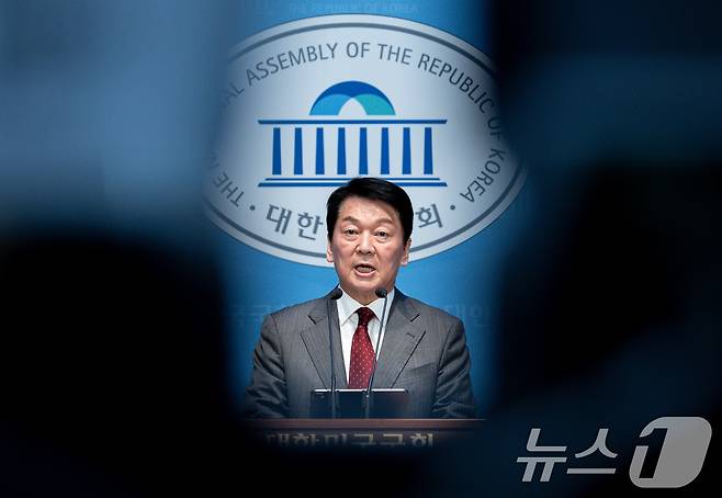 안철수 국민의힘 경선 후보가 27일 오전 서울 여의도 국회 소통관에서 '국민 여러분께 드리는 호소문'을 발표하고 있다. 2025.4.27/뉴스1 ⓒ News1 이재명 기자