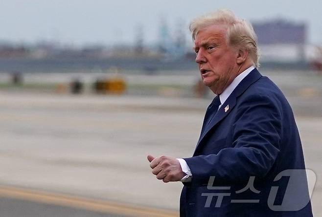 도널드 트럼프 미국 대통령이 26일(현지시간) 미국 뉴저지 주 뉴어크에서 프란치스코 교황의 장례식에 참석한 후 뉴어크 리버티 국제공항에 도착해 이동하고 있다. 2024.04.26 ⓒ 로이터=뉴스1 ⓒ News1 류정민 특파원