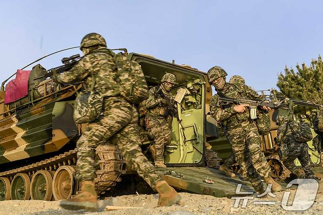 지난 26일 해군 해병대 합동상륙훈련 예행연습 간 참가 중인 상륙군이 하차전투를 하고 있다. (해병대사령부 제공, 재판매 및 DB금지) 2025.4.28/뉴스1