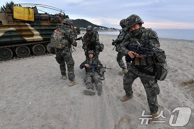 28일 오전 경북 포항시 송라면 독석리 해안에서 실시된 2025 전반기 합동상륙훈련에서 한국형상륙돌격장갑차(KAAV)로 상륙한 해병대1사단 대원들이 부상당한 전우를 안전한 곳으로 후송하고 있다. 2025.4.28/뉴스1 ⓒ News1 최창호 기자