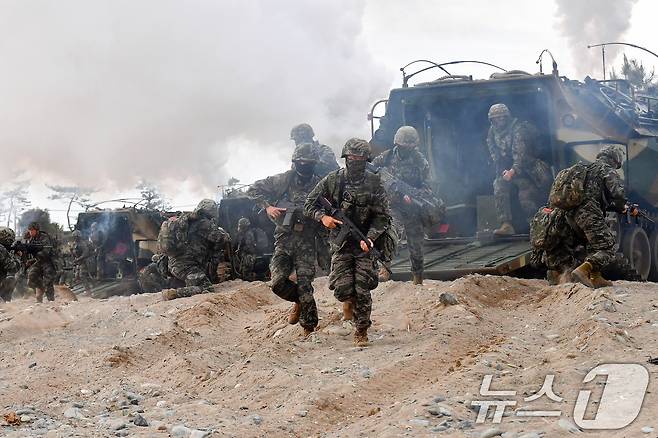 28일 오전 경북 포항시 송라면 독석리 해안에서 실시된 2025 전반기 합동상륙훈련에서 해병대1사단 대원들이 훈련을 하고 있다.2025.4.28/뉴스1 ⓒ News1 최창호 기자