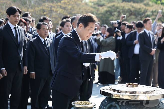더불어민주당 이재명 대선후보가 28일 서울 동작구 국립 서울현충원 현충탑에서 헌화하고 있다. (공동취재) 2025.4.28/뉴스1 ⓒ News1 이재명 기자