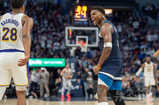 미네소타 팀버울브스 앤서니 에드워즈(오른쪽)가 28일(한국시간) 열린 LA 레이커스와의 2024-25 NBA 플레이오프 1라운드 4차전에서 43점을 넣어 팀 승리를 이끌었다. ⓒ 로이터=뉴스1