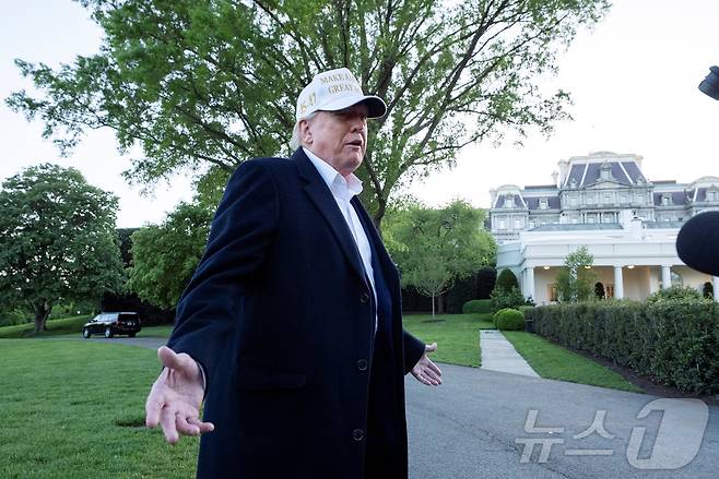 도널드 트럼프 미국 대통령이 27일(현지시간) 뉴저지주 모리스타운에서 워싱턴 백악관에 도착해 취재진을 만나고 있다. 2025.04.28 ⓒ 로이터=뉴스1 ⓒ News1 우동명 기자