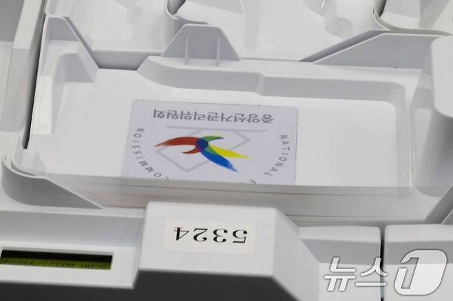 10일 오후 경기도 과천시 중앙선거관리위원회에서 열린 제21대 대통령 선거 투·개표 절차 시연회에서 투표지 분리기에서 투표지가 분류되어 지나가고 있다. (공동취재) 2025.4.10/뉴스1 ⓒ News1 박지혜 기자