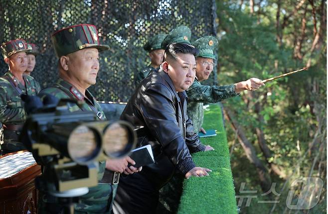 (평양 노동신문=뉴스1) = 북한군 특수부대 훈련을 시찰하는 김정은 노동당 총비서. [국내에서만 사용가능. 재배포 금지. DB 금지. For Use Only in the Republic of Korea. Redistribution Prohibited] rodongphoto@news1.kr