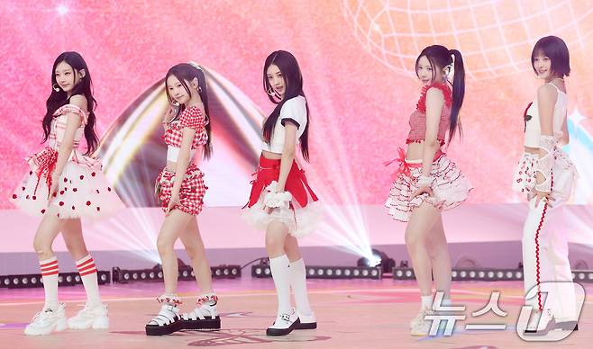 그룹 힛지스(HITGS)가 28일 서울 등촌동 SBS 공개홀에서 가진 첫 번째 싱글 앨범 '띵스 위 러브 : 에이치(Things we love : H)' 쇼케이스에서 타이틀 곡 '사워패치'를 선보이고 있다. ⓒ News1 권현진 기자