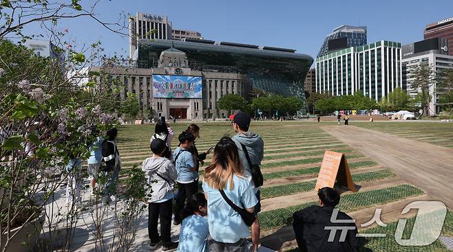 28일 시민들에게 공개된 서울 중구 서울광장의 모습. 2025.4.28/뉴스1 ⓒ News1 장수영 기자