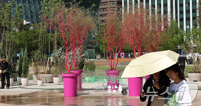 28일 시민들에게 공개된 서울 중구 서울광장의 모습. 2025.4.28/뉴스1 ⓒ News1 장수영 기자