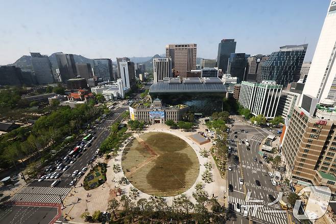 28일 시민들에게 공개된 서울 중구 서울광장의 모습.  2025.4.28/뉴스1 ⓒ News1 장수영 기자