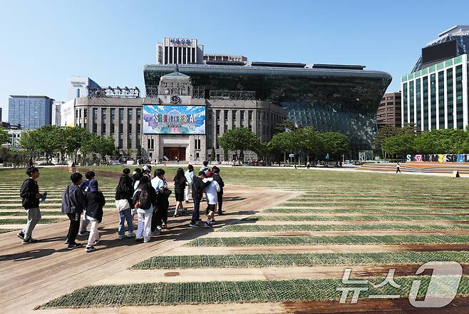 28일 시민들에게 공개된 서울 중구 서울광장의 모습.  2025.4.28/뉴스1 ⓒ News1 장수영 기자