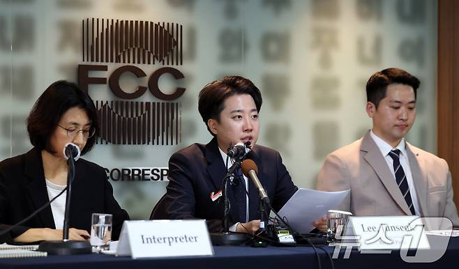 이준석 개혁신당 대통령 후보가 28일 서울 중구 프레스센터에서 외신기자 간담회를 하고 있다. 2025.4.28/뉴스1 ⓒ News1 김명섭 기자