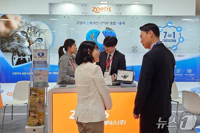 27일 청주에서 열린 충북수의사회 학술행사에 참가한 기업들은 자사 제품을 소개했다. ⓒ 뉴스1 최서윤 기자