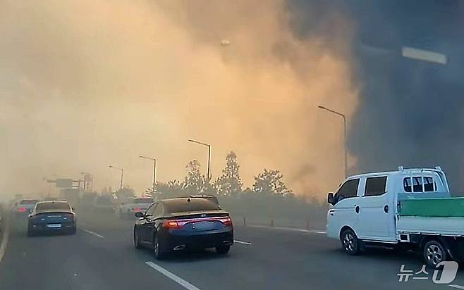 28일 오후 2시 1분쯤 대구 북구 노곡동 함지산에서 불이 나 도심 도로에 연기가 확산하고 있다. (독자 제공. 재판매 및 DB 금지)2025.4.28/뉴스1