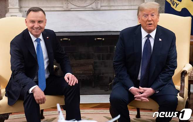 도널드 트럼프 미국 대통령이 24일(현지시간) 워싱턴 백악관에서 가진 안제이 두다 폴란드 대통령과 정상회담을 하고 있다. ⓒ AFP=뉴스1 ⓒ News1 우동명 기자