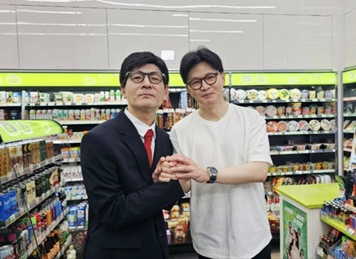 한동훈 국민의힘 대선 경선 후보가 26일 ‘SNL 코리아 시즌7’에 출연해 자신을 흉내낸 개그맨 정성호와 기념 사진을 찍고 있다. 출처|페이스북