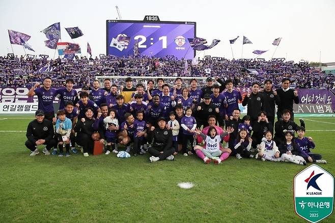 안양 선수단이 26일 제주전에서 승리한 뒤 단체 사진을 촬영하고 있다. 사진 | 한국프로축구연맹