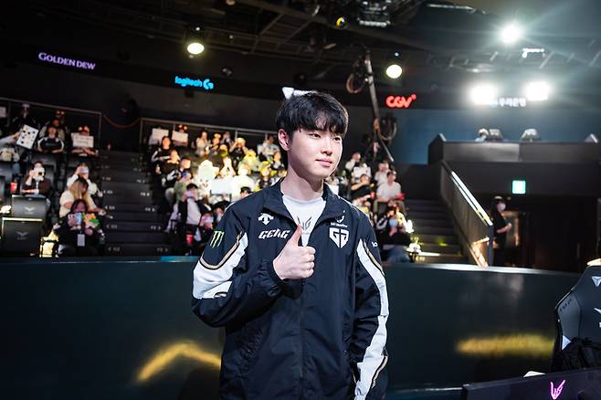 젠지 ‘쵸비’ 정지훈이 27일 서울 종로구 롤 파크에서 열린 2025 리그 오브 레전드 챔피언스 코리아 정규시즌 DRX전 승리 후 세리머니하고 있다. 사진 | 라이엇 게임즈