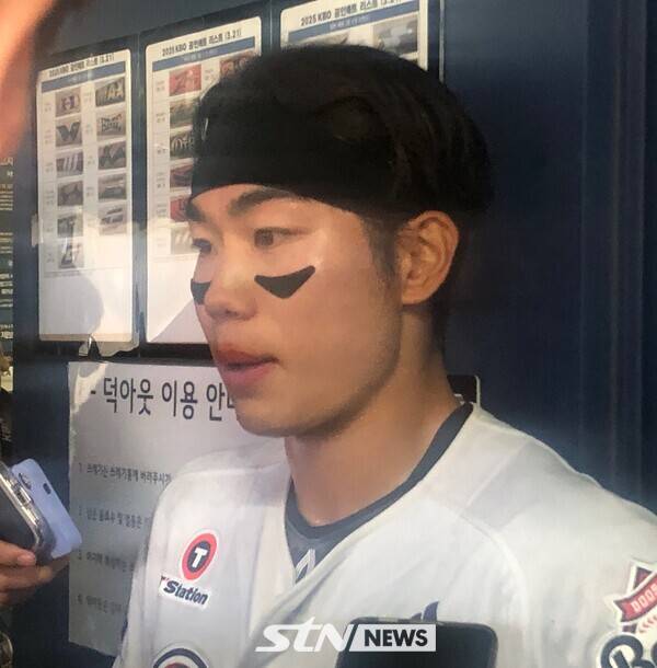 경기 후 인터뷰 중인 두산 베어스 내야수 오명진. 잠실=사진┃이형주 기자