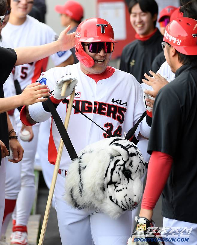 27일 광주 기아챔피언스필드에서 열린 KIA 타이거즈와 LG 트윈스의 경기. 4회말 KIA 최형우가 솔로포를 날린 뒤 환호하고 있다. 광주=박재만 기자 pjm@sportschosun.com/2025.04.27/