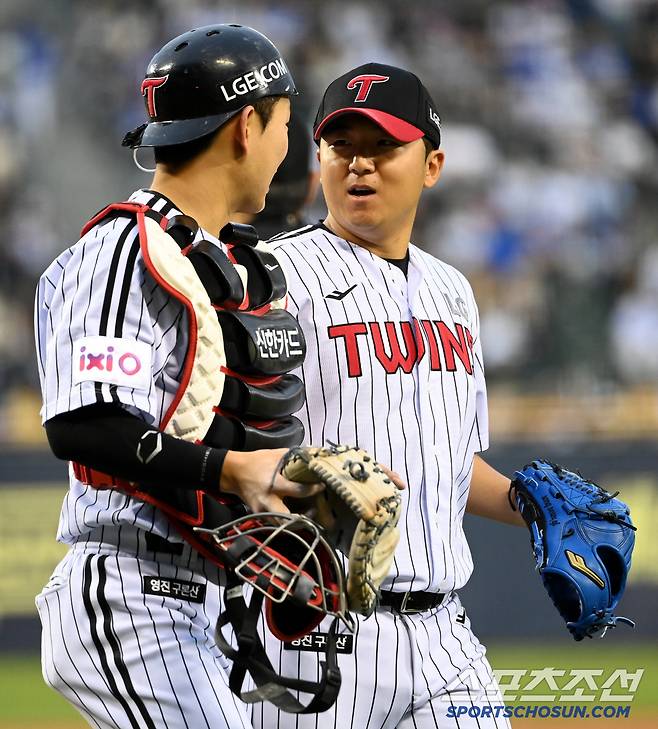 17일 잠실야구장에서 열린 LG와 삼성의 경기, LG 선발투수 송승기가 1회초 투구를 마친 후 포수 이주헌과 이야기를 하고 있다. 잠실=허상욱 기자wook@sportschosun.com/2025.04.17/