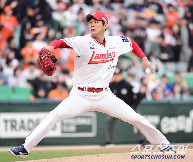 16일 인천 SSG랜더스필드에서 열린 KBO리그 SSG와 한화의 경기. 선발 투구하고 있는 SSG 김광현. 인천=송정헌 기자songs@sportschosun.com/2025.04.16/