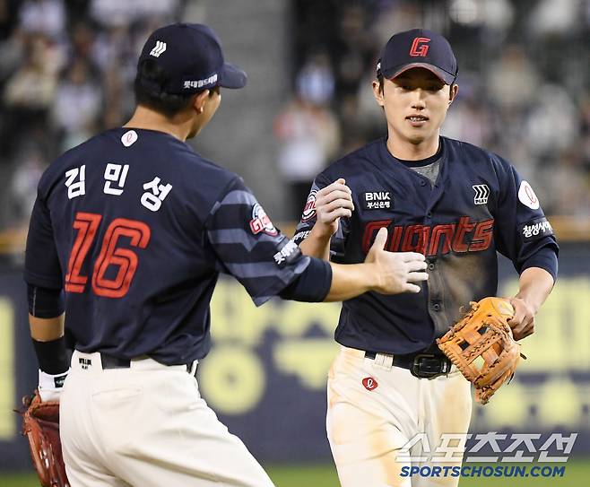 25일 서울 잠실구장에서 열린 롯데-두산전. 7회말 2사 정수빈의 깊은 타구를 잡아 1루로 던져 아웃시킨 유격수 전민재가 김민성의 환영을 받고 있다. 잠실=정재근 기자 cjg@sportschosun.com/2025.4.25/