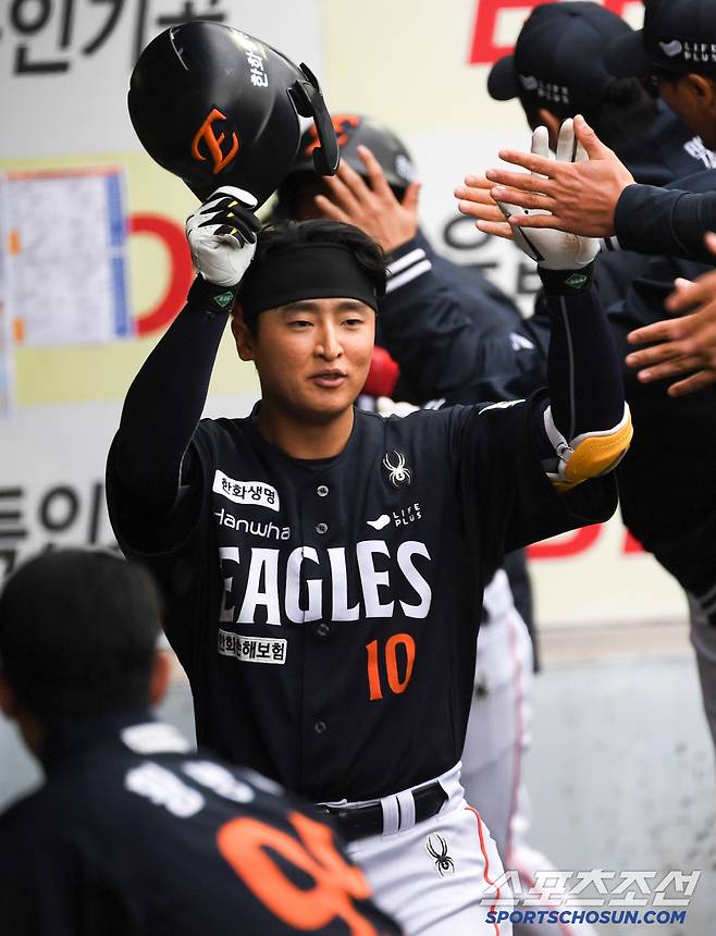 5일 대구 삼성라이온즈파크에서 열린 삼성 라이온즈와 한화 이글스의 경기. 8회초 2사 2루 한화 이진영이 투런포를 날린 뒤 환호하고 있다. 대구=박재만 기자 pjm@sportschosun.com/2025.04.05/