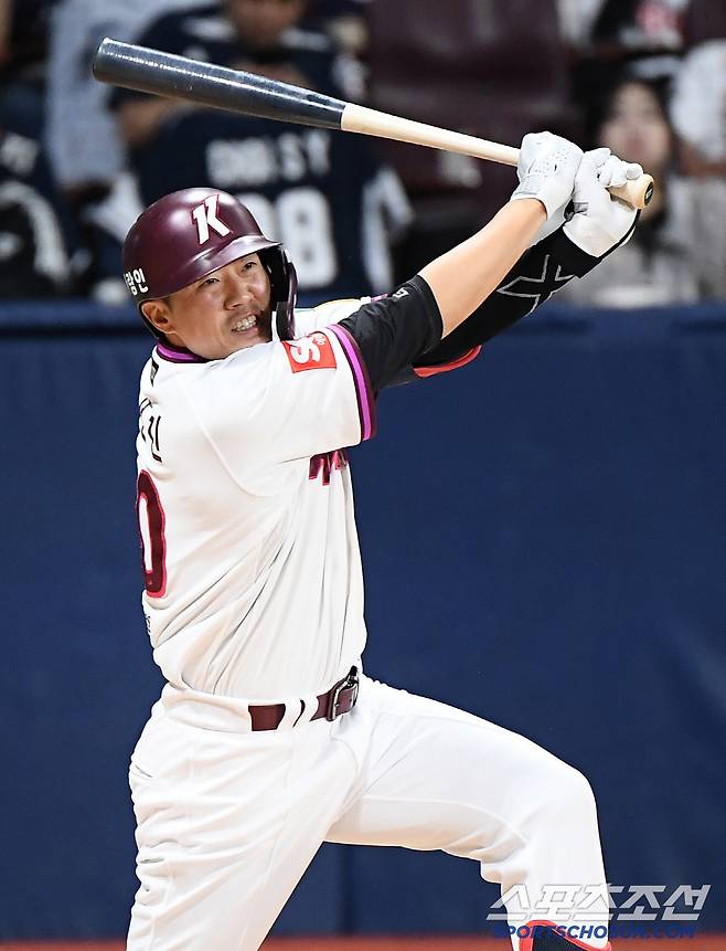 22일 서울 고척스카이돔에서 열린 두산-키움전. 2회말 1사 1, 2루 오선진이 1타점 2루타를 치고 있다. 고척=정재근 기자 cjg@sportschosun.com/2025.4.22/