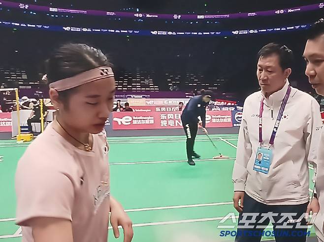 안세영을 지도하고 있는 박주봉 감독. TV 중계화면 캡처