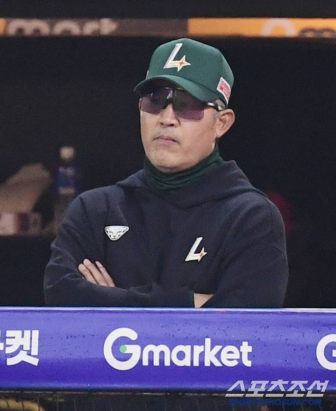 19일 인천 SSG랜더스필드에서 열린 KBO리그 SSG와 LG의 경기. 8회 대량 실점을 지켜보는 SSG 이숭용 감독. 인천=송정헌 기자songs@sportschosun.com/2025.04.19/