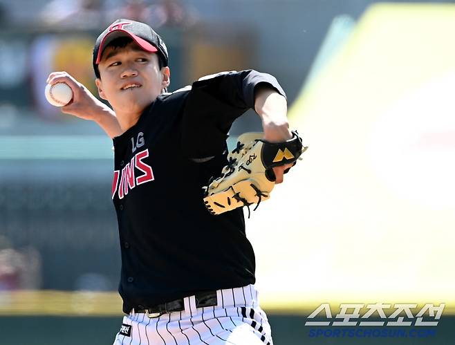 20일 인천SSG랜더스필드에서 열린 SSG와 LG의 경기, LG 선발투수 김주온이 역투하고 있다. 인천=허상욱 기자wook@sportschosun.com/2025.04.20/