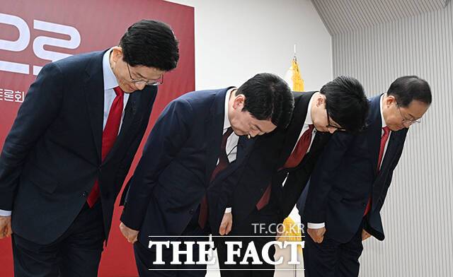 지난 23일 서울 여의도 국민의힘 중앙당사에서 열린 2차 경선 토론회 미디어데이에서 (왼쪽부터)김문수, 안철수, 한동훈, 홍준표 대선 경선 후보가 인사를 하고있다. /국회사진취재단