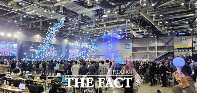 이재명 후보 지지자들이 응원봉을 흔들며 환호하고 있다. /서다빈 기자