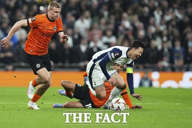 프랑크푸르트와 UEL 8강 1차전에서 상대 태클에 고통스러워하는 손흥민./AP.뉴시스