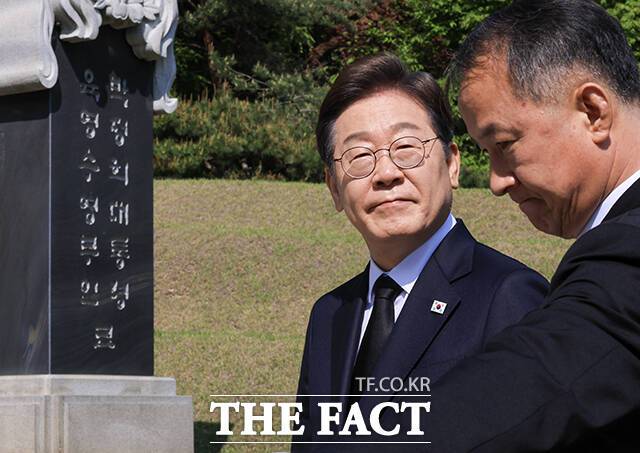 이재명 후보는 이날 현충탑 참배를 마친 후 김대중, 김영삼, 박정희, 이승만 전 대통령의 묘역을 찾아 참배했다.