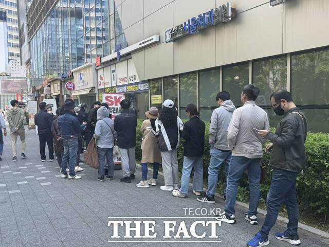 SK텔레콤의 사이버 침해 사고로 인해 유심 교체를 희망하는 가입자들이 서울시 마포구 상암동 SK텔레콤 대리점 앞에 줄 지어 있다. /상암동=오승혁 기자