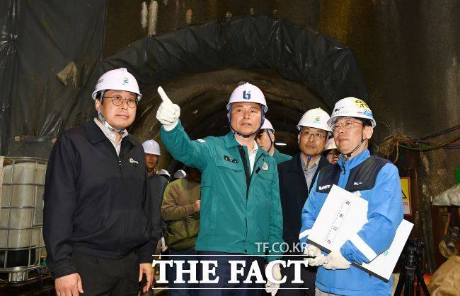 조용익 시장이 GS파워 부천열병합발전소 지중송전설비 공사 현장에서 안전관리를 당부하고 있다./부천시