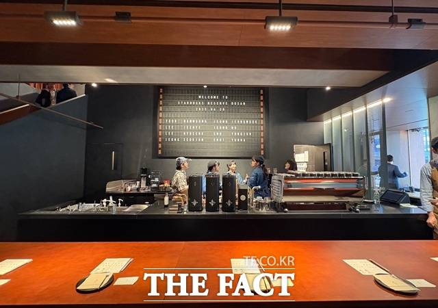 스타벅스가 서울 강남구에 '리저브 도산'을 오는 29일 오픈한다. '리저브 도산'은 바 형식으로 바리스타들의 퍼포먼스를 볼 수 있으며 개인 취향에 맞는 음료 큐레이션을 받을 수 있다. /문화영 기자