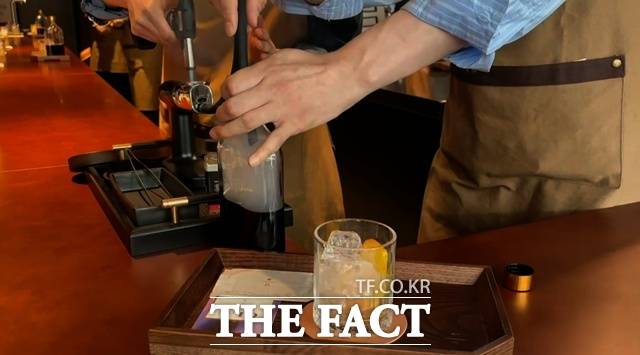 스타벅스 '리저브 도산'의 전용 메뉴 '리저브 스모크드 콜드 패션드'는 연기를 주입한 메뉴로 초콜릿과 위스키의 풍미를 동시에 느낄 수 있다. /문화영 기자