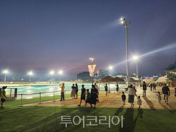 지난해 야간 개방한 웨이브파크 야경/사진=시흥시