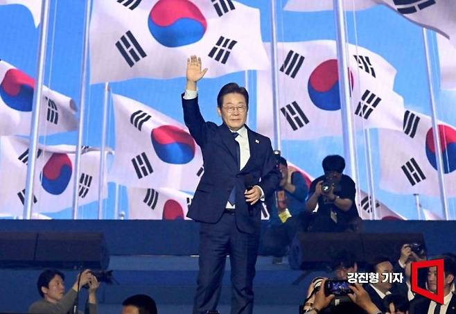 더불어민주당 이재명 대선 경선 후보가 27일 오후 고양시 킨텍스에서 에서 열린 '제21대 대통령선거 후보자 선출돤 이재명 후보가 수락 연설을 하고 있다. 강진형 기자